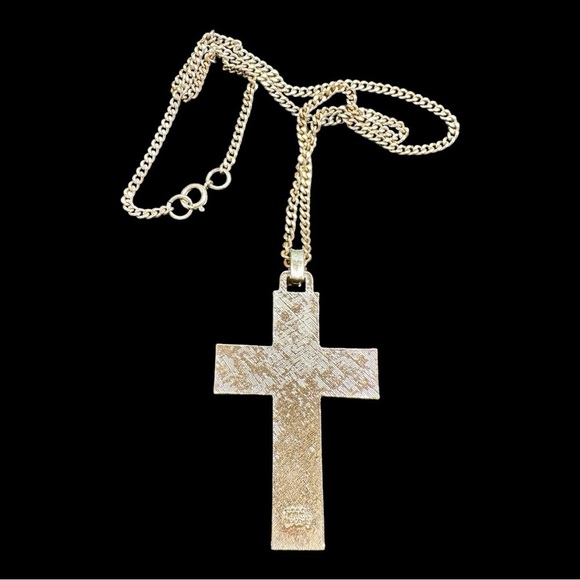 CELEBRITY, VINTAGE, SILVER-TONE METAL CROSS PENDANT WITH 24” CHAIN. - Picture 4 of 5